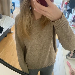 Stickad tröja - En vanlig stickad tröja från vero Moda i en brun/beige färg. Säljer då jag aldrig använder denna.