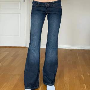 Mörkblåa väldigt lågmigjade bootcut/utsvängda jeans från Heart quake i bra skick, måtten: tvärsöver midjan = 37,5cm Innerbenslängden = 84cm motsvarar S. Jag på bilden är 171cm, skriv till mig om ni går några frågor, använd gärna köp nu🫶🏻 