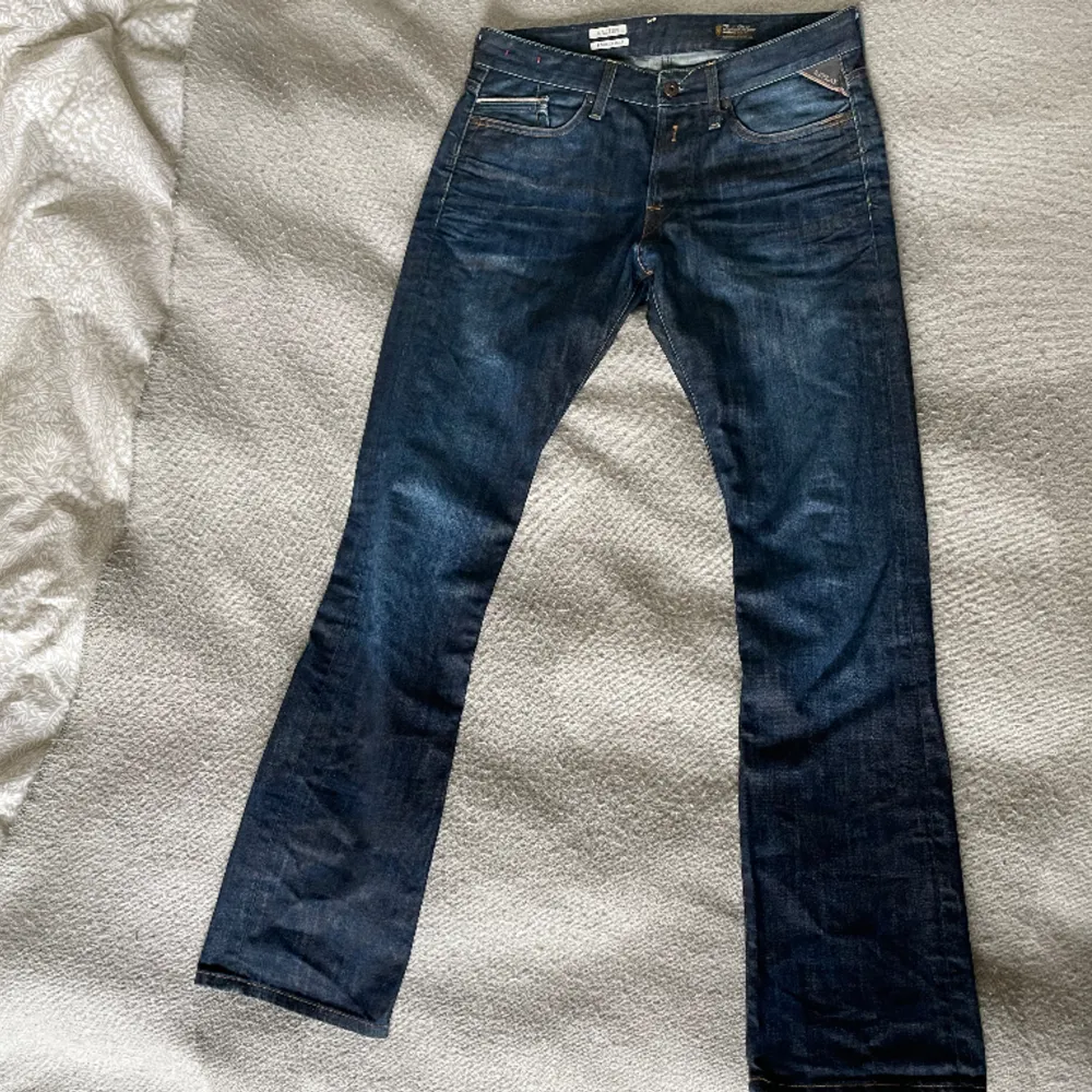 Nu finns ett par Replay Jeans att köpa. Säljs eftersom de inte längre används. Jeansen har en liten defekt vid märket över vänstra fickan. Kontakta gärna vid frågor!. Jeans & Byxor.