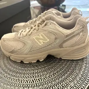 New balance 530aa1 Ny i kartong Storlek 39 Om du behöver fler bilder, skriv