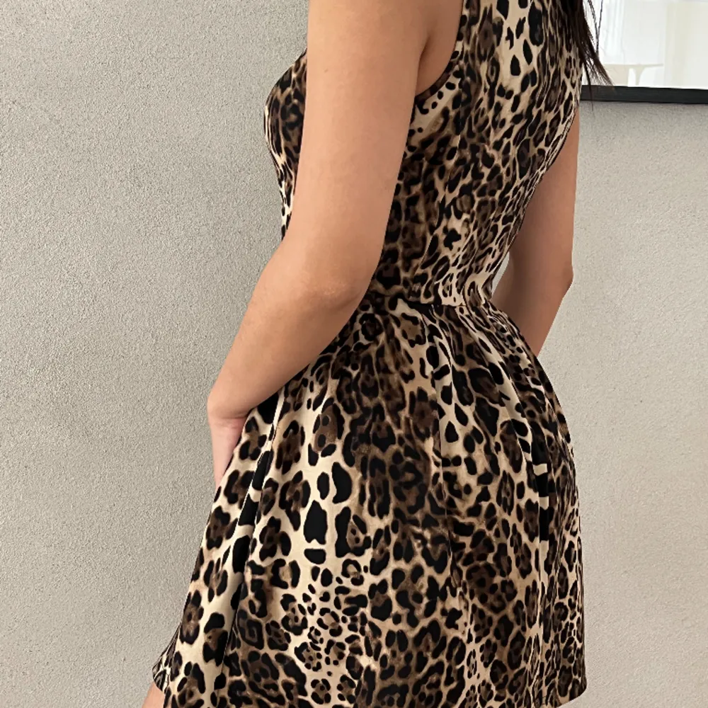 Leopard klänning, aldrig använda / ny med etikett.  Storlek S  Passar längderna 150cm-155cm . Klänningar.