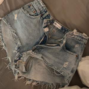 Fina jeans shorts ifrån Zara, knappt använda o inga defekter 💕