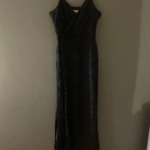 Balkläning  - Lång balkläning👗 Använd 1 gång på 9:ans bal för 3 år sedan.  Nypris 699kr  
