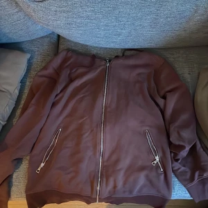 Limitato hoodie - Skick 8/10 en liten fläck på vänster handen som knappt syns Skulle säga att storleken är S/M