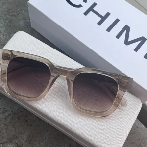 Chimi 04 ecru - Assnygga chimis i modellen 04 och färgen ecru. Inga repor eller defekter, mycket väl omhändertagna! Säljes med orginalfodral och putsduk!