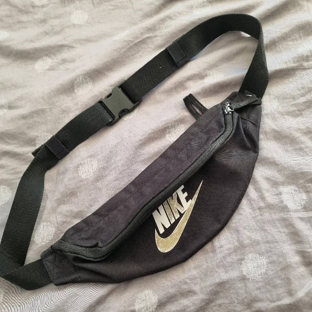 Nike väska  använder ej längre. Inget fel på den . Accessoarer.