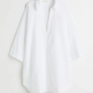 Long linen shirt bejge  - Tömma min garderob på saker jag inte använder. Snygg linen skjorta som jag använder ett par gånger. Inga flackar eller defekter. Tips: kan användas som oversize skjorta✨️