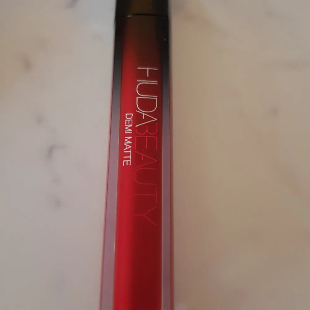 Huda beauty demi matte cream lipstick Endast testat . Övrigt.