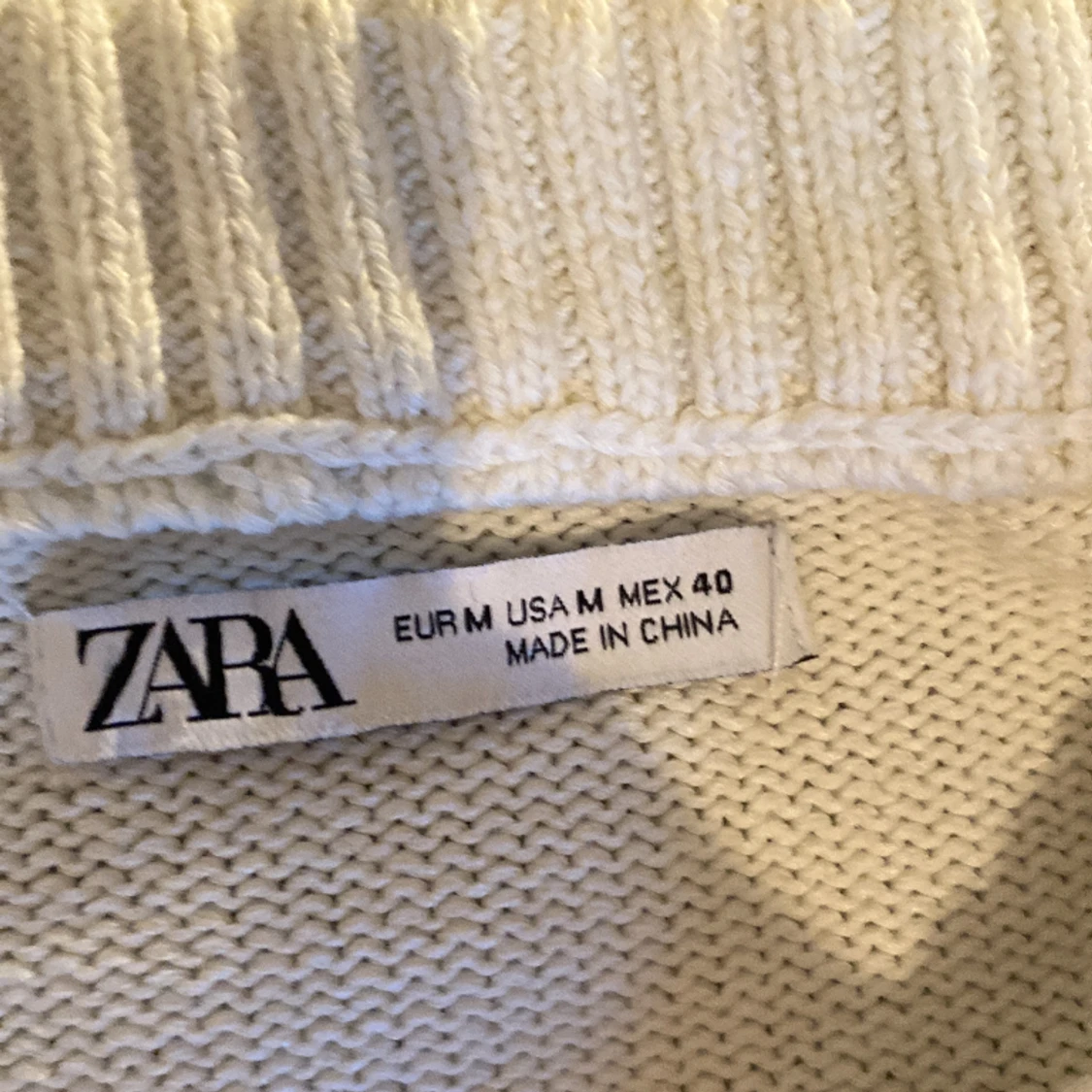 Blommig stickad tröja  - 90