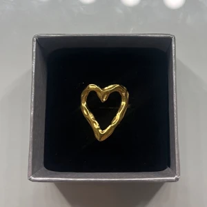 Ring - Fin justerbar ring i färgen guld som inte kommer till användning💕💕