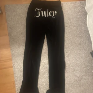 Juicy byxor  - Andvända  juicy byxor  svarta med text i storlek xs  