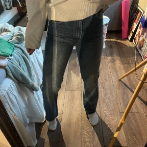 Mörkblå jeans💙 - Fina raka jeans från NA-KD, reborn collection. Använda men i bra skick, storlek 34🌻
