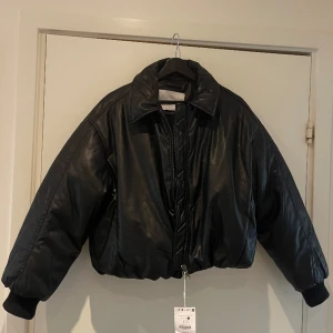 Bomberjacka - Bomberjacka i läderimitation från Bershka. Helt ny prislapp är kvar, då den är för stor för mig. Nypris är 569kr