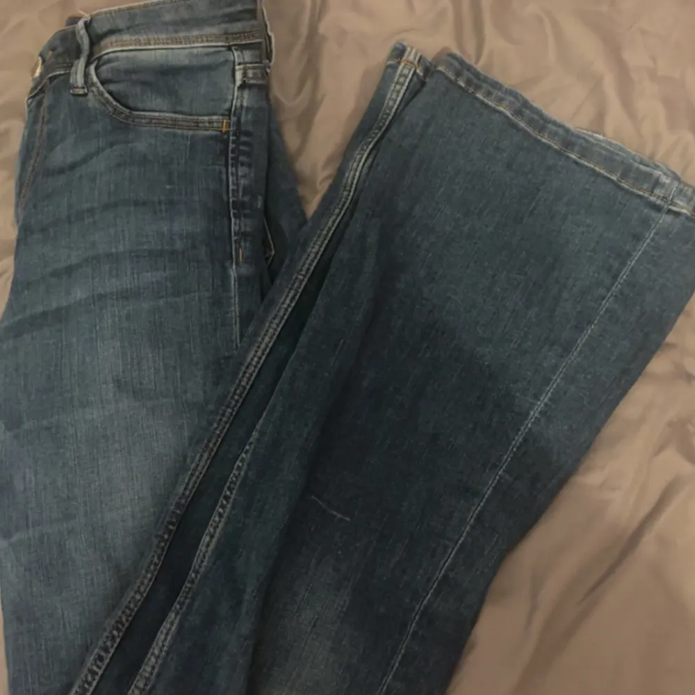 säljer mina jättefina mörkblåa mid waisted jeans. jag vet inte vart dom är ifrån, tyvärr! men dom är i storlek 34! är öppen för byten, läs även min bio!. Jeans & Byxor.