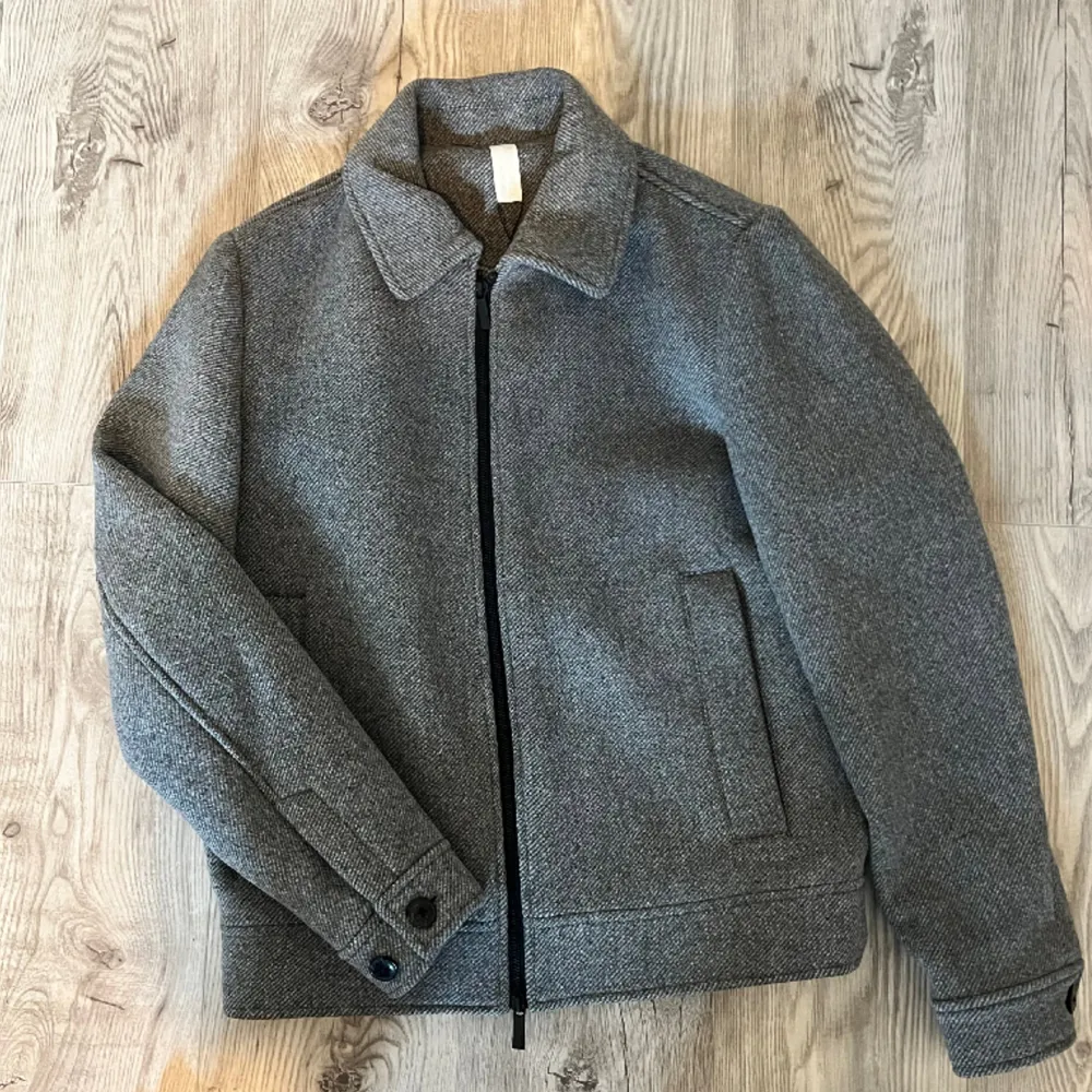 Helt ny grå Overshirt från selected homme. För stor på mig och därför ALDRIG använt. Köpt för 1800 på nly man. Jackor.