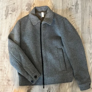 Selected homme  - Helt ny grå Overshirt från selected homme. För stor på mig och därför ALDRIG använt. Köpt för 1800 på nly man