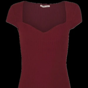 vinröd topp - säljer nu denna assnygga toppen då den inte kommer till användning! såå snygg och trendig, passar perfekt till t.ex svarta jeans eller skinnbyxor. skriv gärna privat för frågor 🙌🏼💘