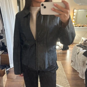 Vintage skinnjacka  - Säljer denna jättefina jackan som är köpt i new york som aldrig är använd. Storlek L men sitter som en S💕