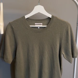 Kashmir topp - Stickad Kashmir t-shirt från Part Two, använd 1 gång. Toppen är i storlek L men passar även på personer som har S och M. Nypris 1400kr. (Sista bilden är inte min)