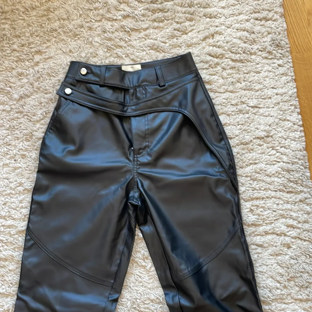 Ett par jättesnygga Leather Pants från a-dsgn i storlek XS. Endast använda en gång.. Jeans & Byxor.