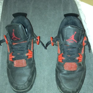 Jordan skor - Ett par svart röda Jordan 4 ,FAKE, storlek 38-39 kan diskutera pris 