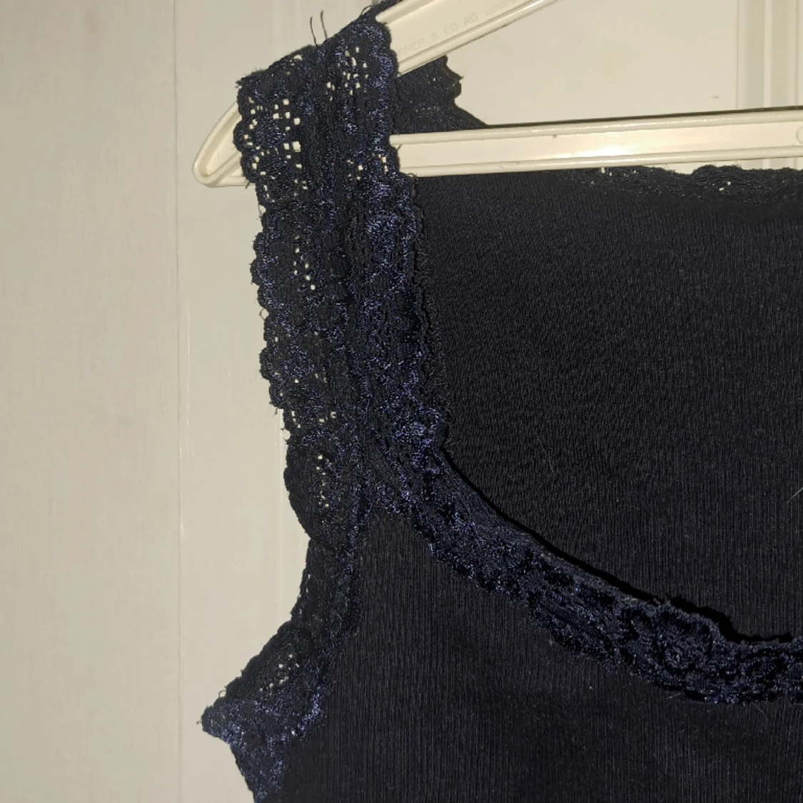 Mörkblått linne med spetskanter - 90