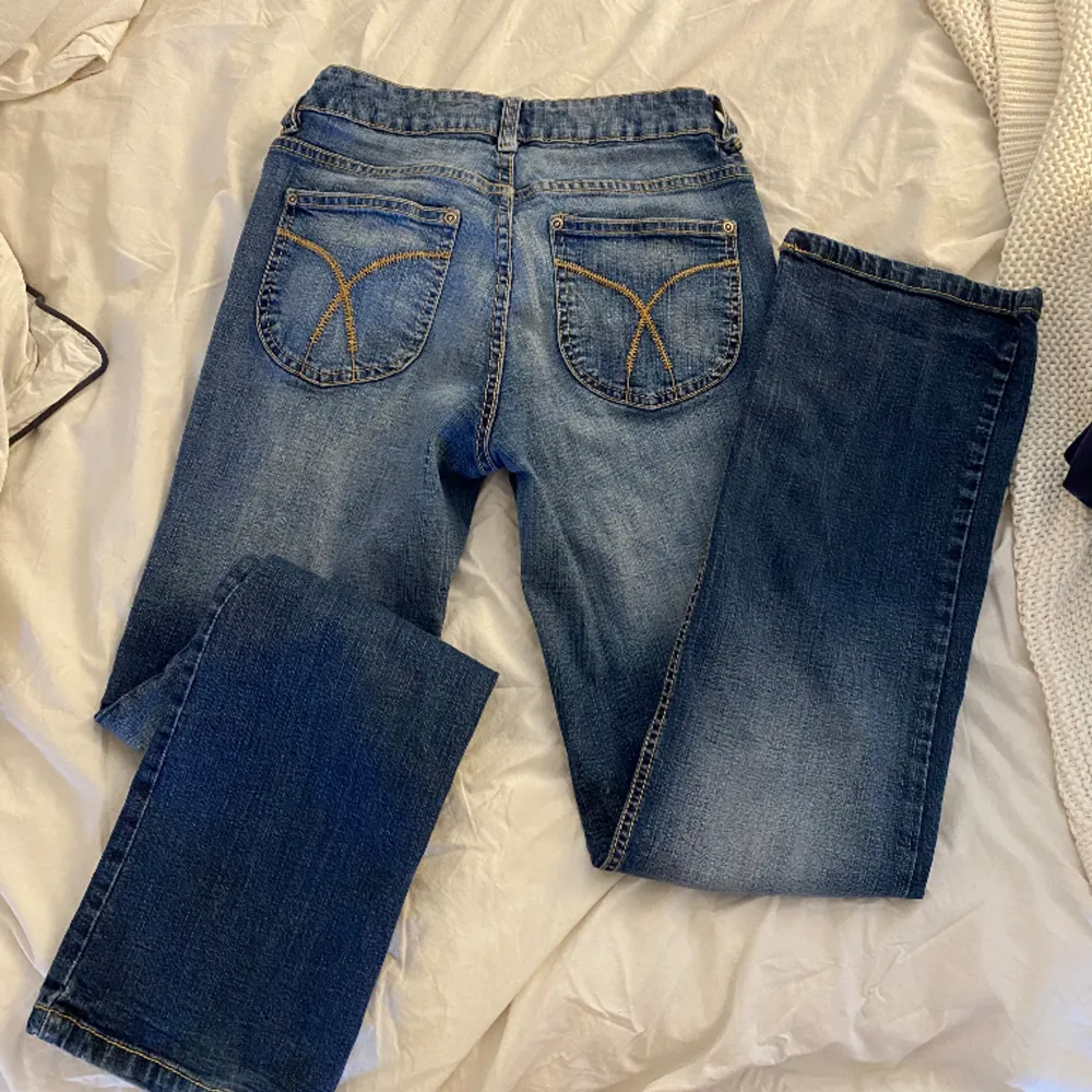Har sytt in dem lite men det är inget som syns. Mid-waist. ☺️Jag är 1,64 . Jeans & Byxor.