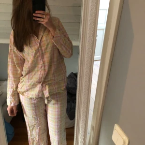 Pyjamas set - Väldigt bra skick. Storleken är lite liten