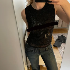 Svart brodyr topp - Svart brodyrtopp med glittriga detaljer. Perfekt till nyår eller fest! Lite y2k vibe. Storlek M men skulle säga att den passar en XS-S🖤