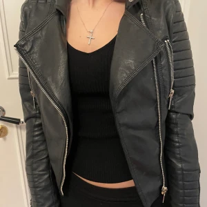 Skinnjacka inför våren  - Skinnjacka inför våren, helt okej skick!