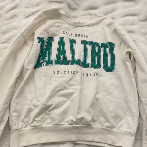 Långärmad tröja 💗 - Vit, långärmad tröja från Kappahl 💗 Har inte använt på över 1 år och i bra skick 💗