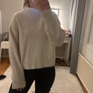 Vit stickad tröja  - Vanligt vit stickad tröja som absolut inte sticks. Jättesnygg nu till våren ❤️