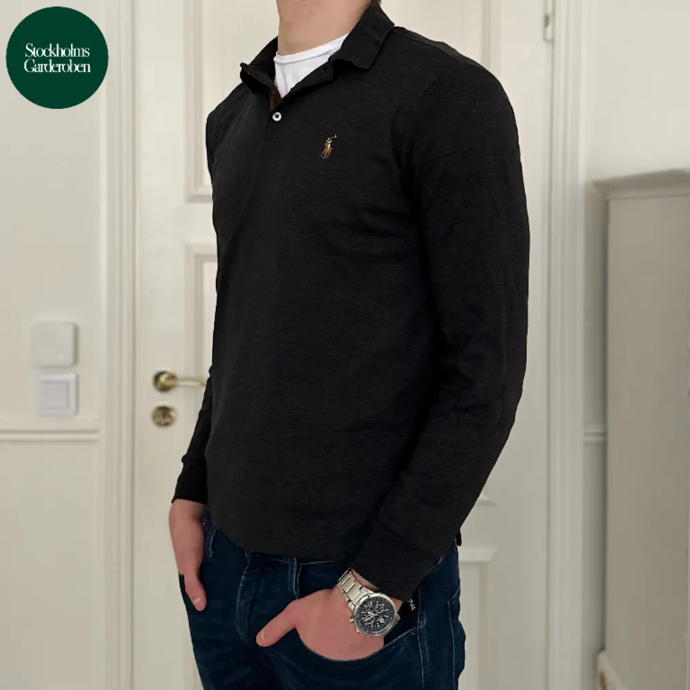 Rugbytröja från Polo Ralph Lauren | Storlek: S/M - Tröjan är i nyskick - Vårat pris: 399kr - Nypris: 1,399kr - Modellen är 186cm och väger 80kg. . Tröjor & Koftor.