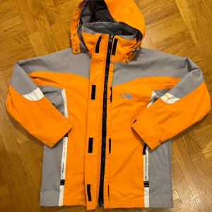 North Face Vintage Summit Series HyVent jacka - Bra skick. Litet hack i dragkedjan men påverkar inte. Luktar lite eld.