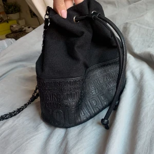 Zadig voltair pousch väska - Svart Zadig voltair väska i jätte bra skick, finns inte längre att köpa 