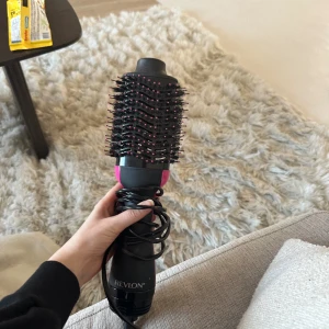 Värmeborste revlon - Använd typ tre gånger:) Har inte kvar kartongen