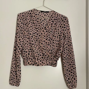 Super fin blus  - Jätte fin blus ifrån bikbok som sitter bra i midjan och går tvärs över vid bröstet. Tyvärr för liten eftersom den är xs. Säljer för 200 kr