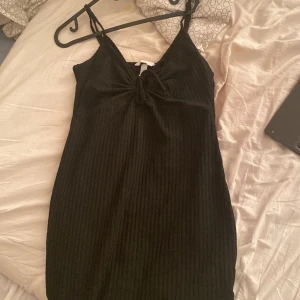 Tajt svart klännig - Jättefin klänning men öppning vid bröstet, skit snygg på sommaren💞