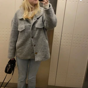Grå kappa - Superfin kappa från design by si som inte längre kommer till användning 💕 Storlek M/L men passar S om man vill ha lite mer oversize 