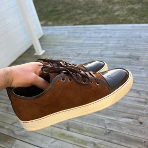 Lanvin skor - Lanvin dbb1 i sjukt snygg brun färg. Väldigt ovanlig men snygg färg. Använda fåtalet gånger därav väldigt fint skick. Storlek 9, passar mig som har 42/43. Nypris på dessa är 4500 SEK, men denna färg är väldigt svår att få tag på. Bud från 1699 SEK.