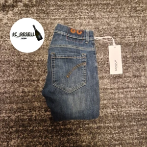Dondup Jeans  - Tjena! Säljer ett par riktigt schyssta dondup jeans i modellen George. Skicket på jeansen är 9.5/10. Har du några frågor eller funderingar så hör av dig // IC_RESELL 