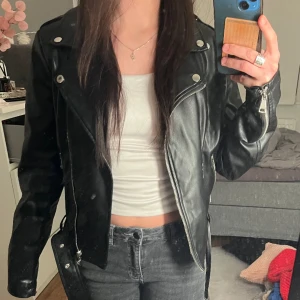 Skinnjacka - Skinnjacka från Nelly i väldigt fint skick. Storlek 32 men passar både någon med storlek xs och s, skriv om ni undrar något😊