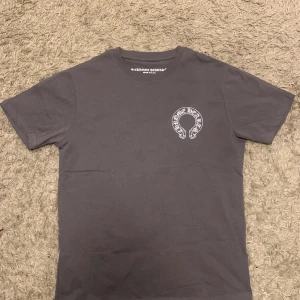 Chrome Hearts T-Shirt - Säljer denna skitsnygga Chrome Hearts T-Shirten då jag inte gillade hur den satt på mig. Den är testad inomhus en gång men annars helt oanvänd. (Dm för mer info)
