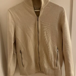 Vit stickad mango tröja. - Säljer en knappt använd mango tröja. Köpt för 900kr. Bra skick i storlek S