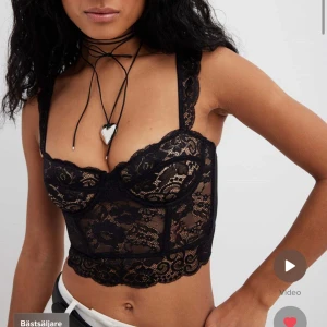 Spets topp / korsett - Helt ny korsett från NA-KD, aldrig använd med prislapp kvar. Säljer pga fel storlek. Riktigt snygg och skön topp!  Nypris 379, säljer för 300! 