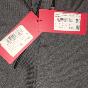 Hugo boss kostym byxor - Helt oanvända Hugo Boss kostym byxor. Fick dem i present men dem är för stora. Har bara legat i garderoben ( kan användas som vanliga byxor dessutom) prislappen är på och köptes för ungefär 1000kr men kostar egentligen 1800kr.