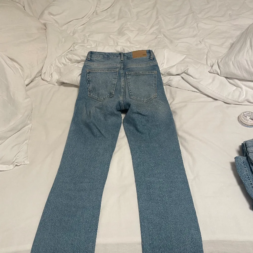 Helt nya aldrig använda, super fina och sköna jeans, passar till allt😍xxs men passar xs oxå! Orginalpris 400. Jeans & Byxor.