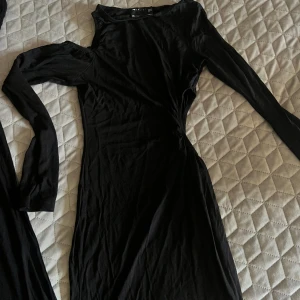 Cut out miniklänning  - Snygg Cut out miniklänning från asos. Slutar en bit över knäna.