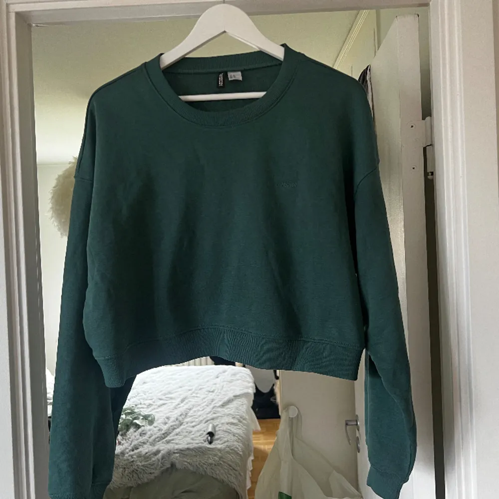 En grön kort tröja ifrån H&M i storlek XL. Skulle säga att den passar både en L och XL . Den är i bra skick❤️ 55% bomull 45% polyester . Tröjor & Koftor.