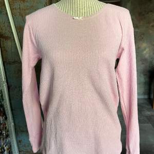 Superfin långärmad rosa tröja med en söt liten rosett🎀💗